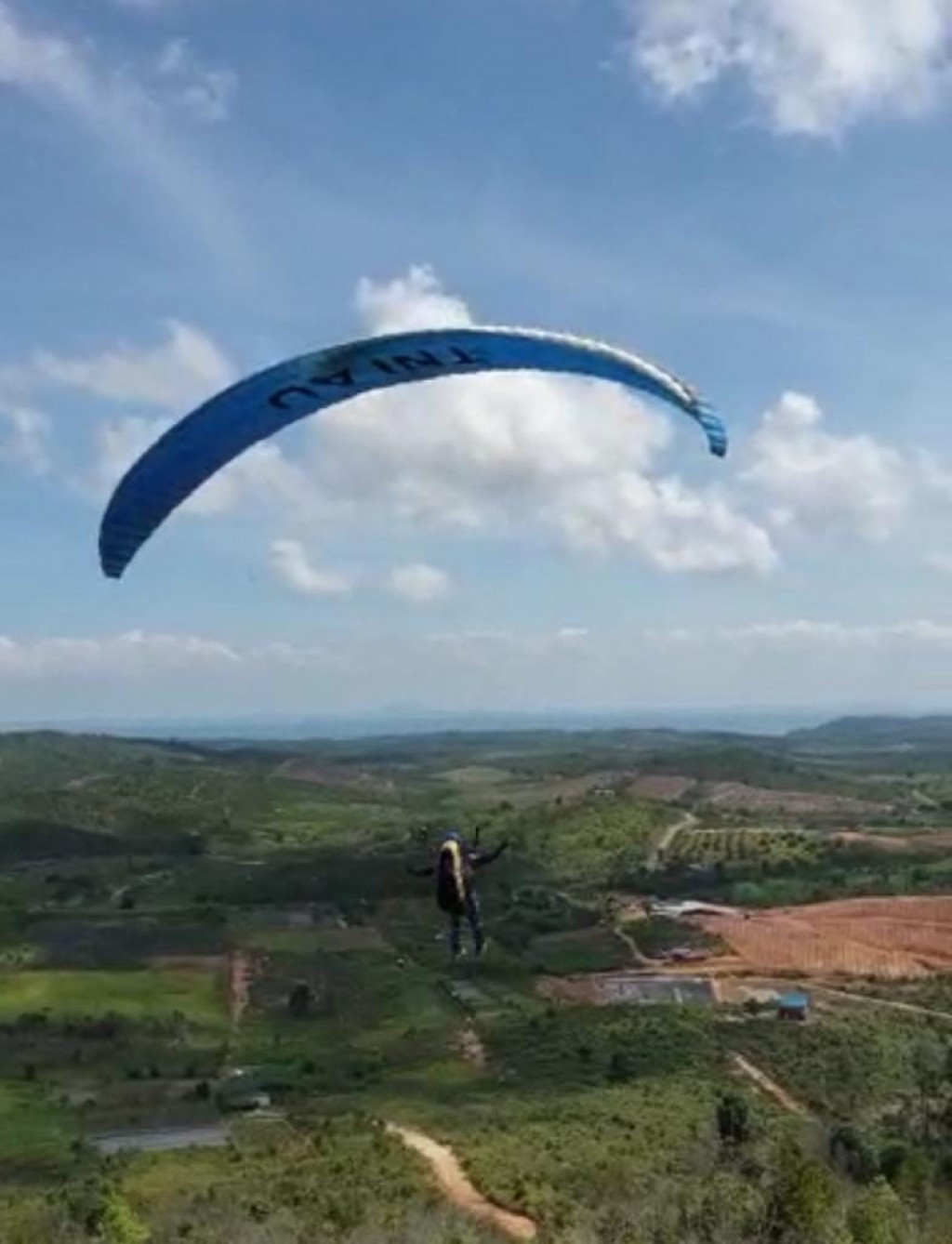 Serunya Wisata Paralayang di Kota Batam  