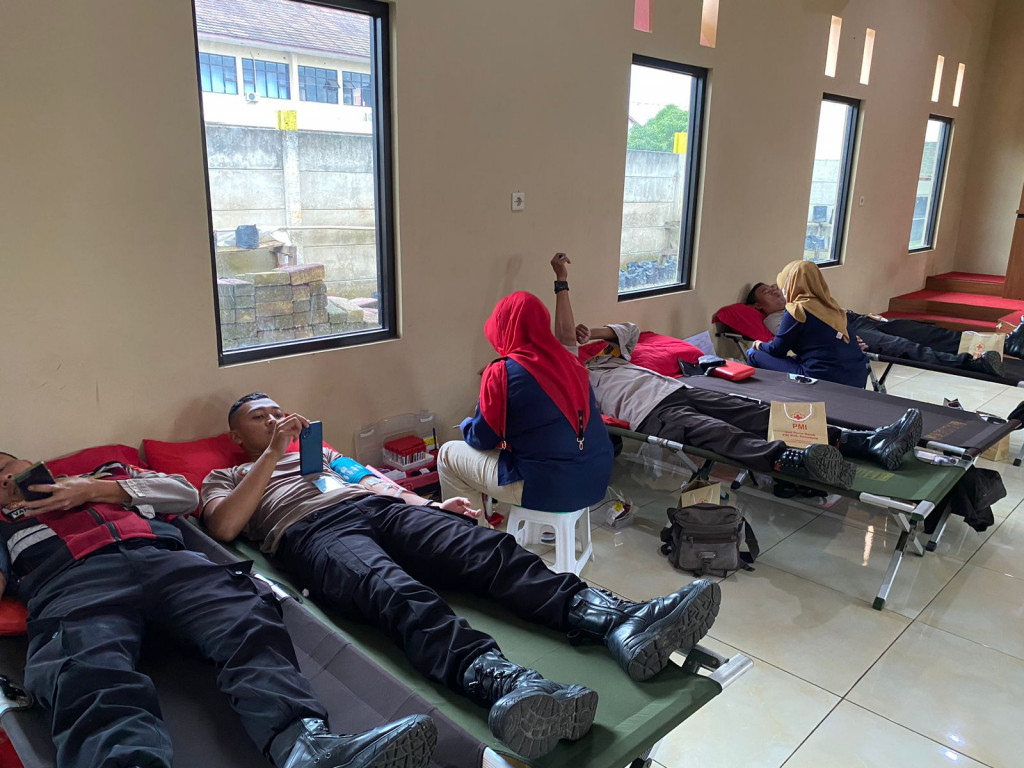 Peringati HPN 2023 dan HUT PWI Ke 77, Polres Sumedang Bersama Insan Pers Laksanakan Donor Darah