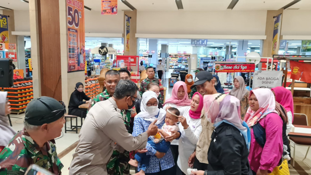 Polsek Sumedang Utara Lakukan Pemberian Vitamin dan Makanan Tambahan Kepada Balita dan Ibu Hamil 