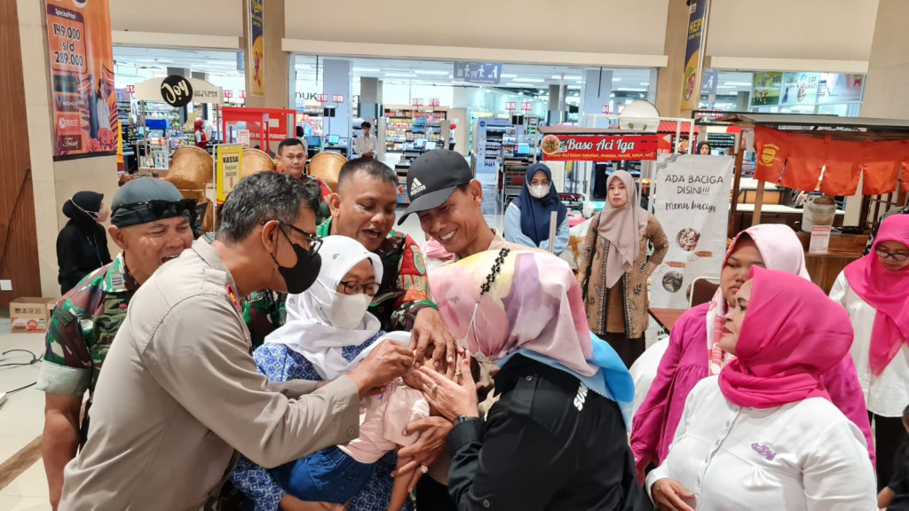 Polsek Sumedang Utara Lakukan Pemberian Vitamin dan Makanan Tambahan Kepada Balita dan Ibu Hamil 