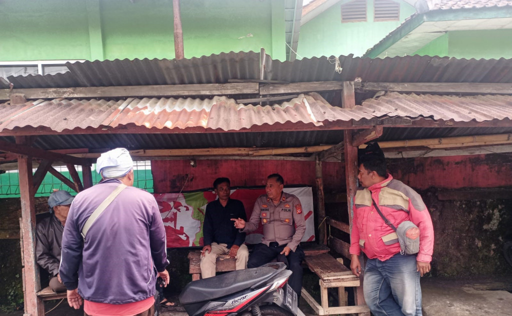 Sambangi Para Pengemudi Ojeg, Kapolsek Cimalaka Sampaikan Himbauan Keselamatan Berkendara 