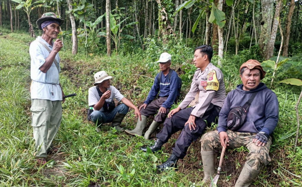 Waspadai Potensi Bencana, Polsek Cimalaka Gotong Royong Bareng Warga Bersihkan Saluran Air