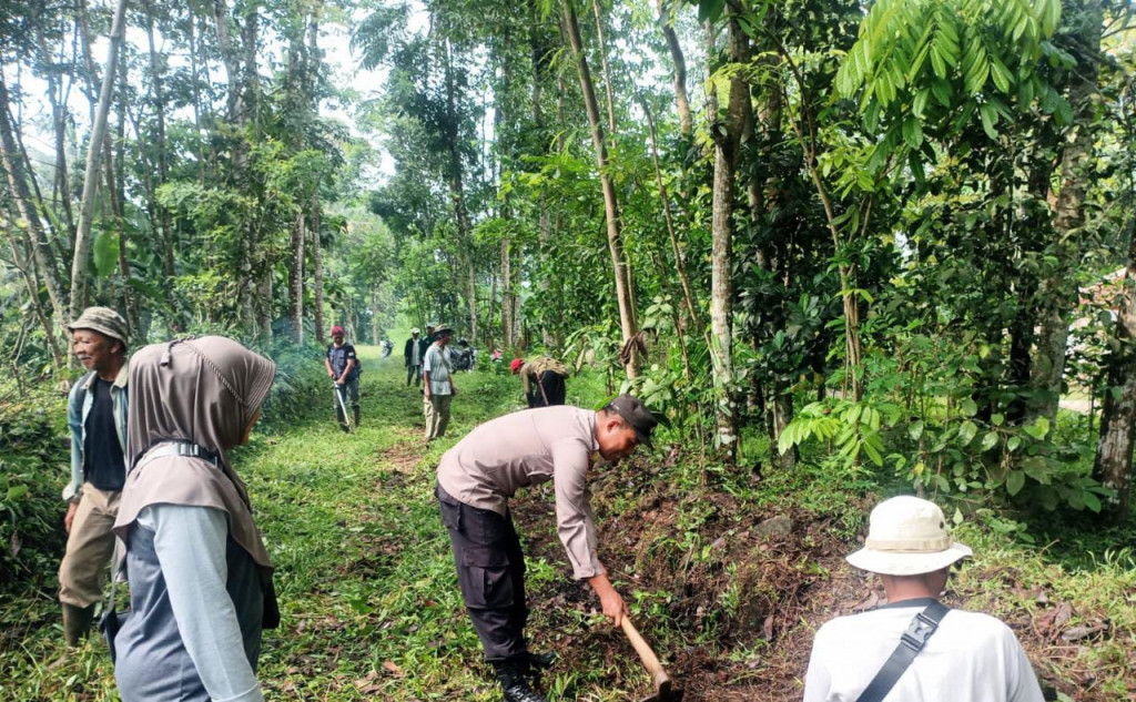 Waspadai Potensi Bencana, Polsek Cimalaka Gotong Royong Bareng Warga Bersihkan Saluran Air