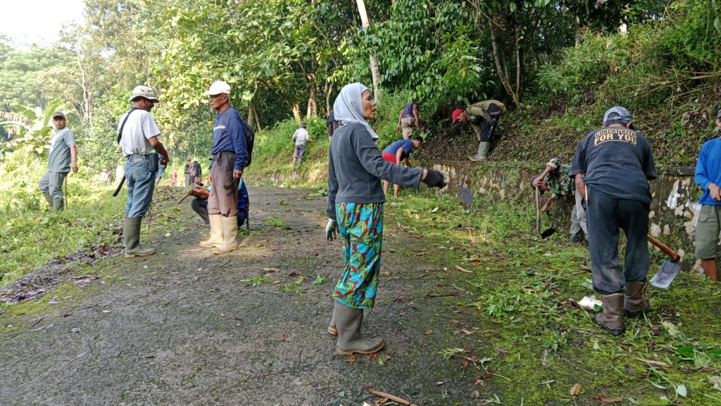 Waspadai Potensi Bencana, Polsek Cimalaka Gotong Royong Bareng Warga Bersihkan Saluran Air