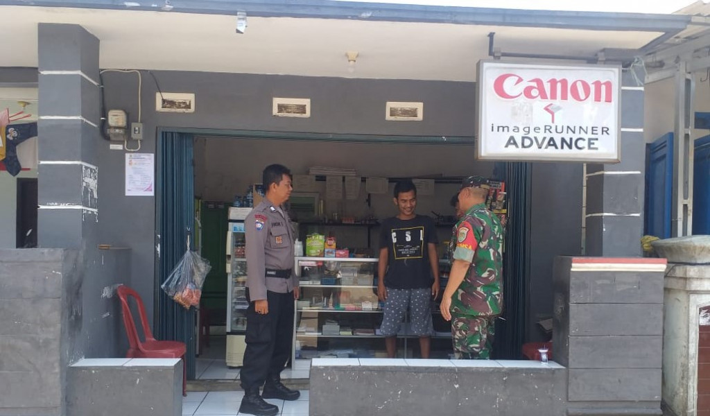 Antisipasi Gangguan Kamtibmas, Polsek Paseh Gandeng Koramil Laksanakan Patroli Jalan Kaki