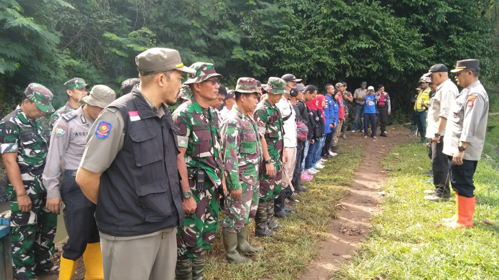 Hari Peduli Sampah Nasional, Polsek Jatinangor Ajak Warga Bergotong Royong Bersihkan Sampah