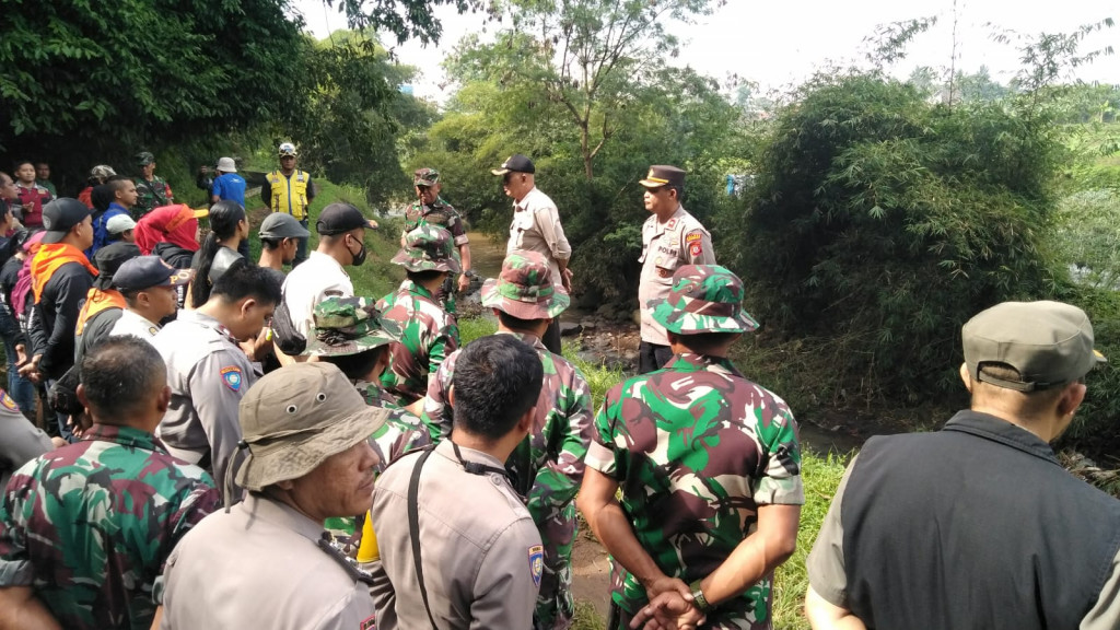Hari Peduli Sampah Nasional, Polsek Jatinangor Ajak Warga Bergotong Royong Bersihkan Sampah