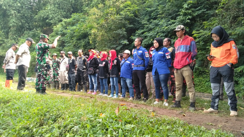 Hari Peduli Sampah Nasional, Polsek Jatinangor Ajak Warga Bergotong Royong Bersihkan Sampah