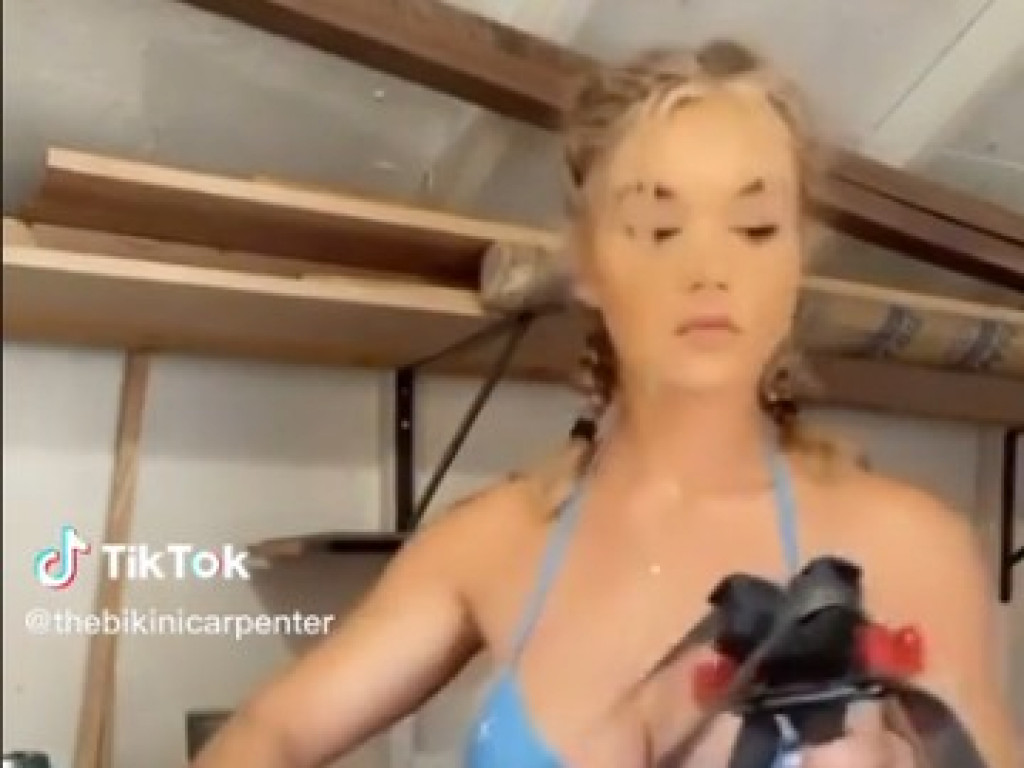 Viral Tukang Kayu Pakai Bikini, Warganet: Cari Sensasi