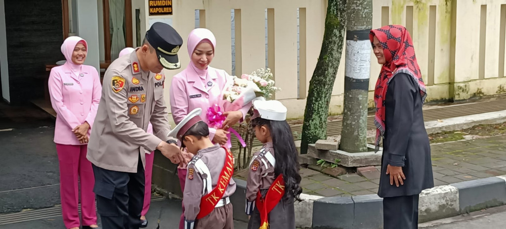 Polisi Sahabat Anak, Kapolres Sumedang Kenalkan Budaya Tertib Lalu Lintas Sejak Dini