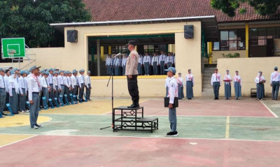 Jadi Irup Upacara, Kapolsek Darmaraja Berikan Himbawuan Kepada Siswa SMAN 1 Darmaraja