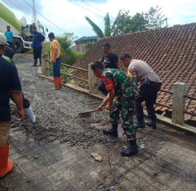 Polsek Tanjungsari Polres Sumedang Gotong Royong Bersama Masyarakat Cor Jalan