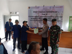 Polsek Buahdua Lakukan Monitoring Penyerahan Sertifikat Tanah kepada Warga Desa Nagrak