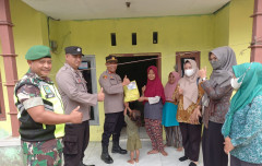 Penanggulangan Stunting, Kapolsek Conggeang Berikan Vitamin kepada Warga