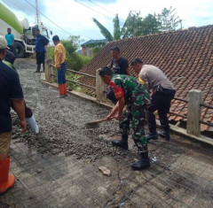 Polsek Tanjungsari Polres Sumedang Gotong Royong Bersama Masyarakat Cor Jalan