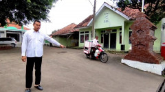 Densus 88 Anti Teror Amankan Pedagang Kerupuk Di Kubang Cirebon