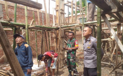 Wujudkan Kebersamaan, Bhabinkamtibmas Polsek Surian Bersama Warga Renovasi Masjid