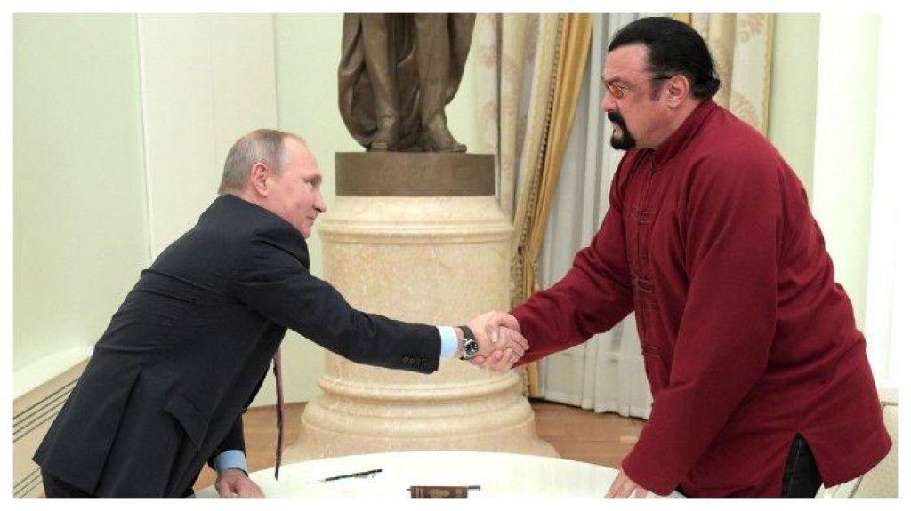 Steven Seagal Dapat Penghargaan Persahabatan dari Vladimir Putin