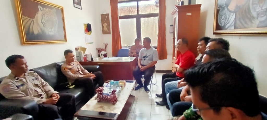 Dengarkan Aspirasi Masyarakat, Kapolres Sumedang Laksanakan Jumat Curhat di Kelurahan Regol Wetan 