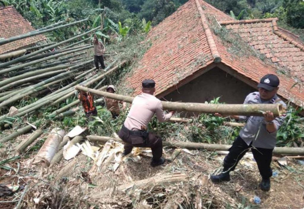 Polsek Sukasari Polres Sumedang Bantu Warga Bersihkan Runtuhan Bambu yang Menimpa Rumah Warga