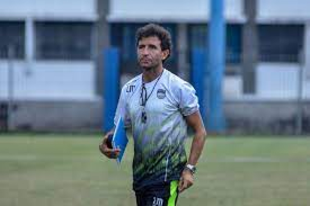 Luis Milla Nilai Persib Bandung Siap Untuk Hadapi Persebaya Surabaya