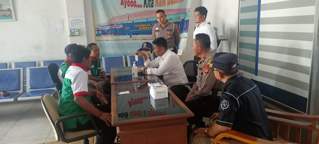 Polres Sumedang Gelar Tes Urine Supir Bus Di Terminal Sumedang