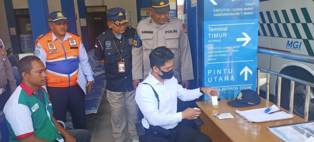 Polres Sumedang Gelar Tes Urine Supir Bus Di Terminal Sumedang
