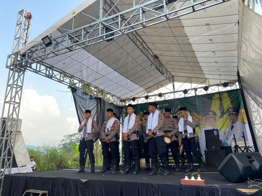 Meriahkan Gebyar UMKM Expo, Anggota Dalmas Polres Sumedang Tampilkan Nasyid Sholawat Nadhom Alfiyah 
