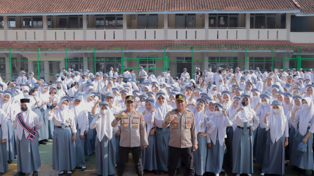 Jadi Pembina Upacara, Wakapolres Sumedang Ajak Siswa-Siswi SMAN 1 Sumedang Jauhi Kenakalan Remaja