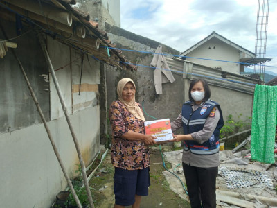 Sambangi Warga Lansia, Bhabinkamtibmas Polsek Sumedang Selatan Berikan Bantuan Sembako