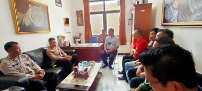 Dengarkan Aspirasi Masyarakat, Kapolres Sumedang Laksanakan Jumat Curhat Di Kelurahan Regol Wetan 