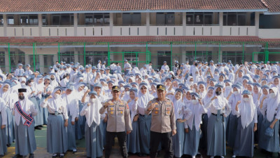 Jadi Pembina Upacara, Wakapolres Sumedang Ajak Siswa-Siswi SMAN 1 Sumedang Jauhi Kenakalan Remaja