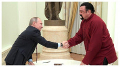Steven Seagal Dapat Penghargaan Persahabatan dari Vladimir Putin
