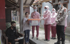 Jumat Peduli Personil, Kapolres Sumedang Sambangi Anggotanya yang Sedang Sakit Menahun