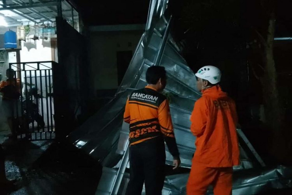 15 Rumah Rusak Diterjangan Angin Puting Beliung di Tanjungsari Sumedang