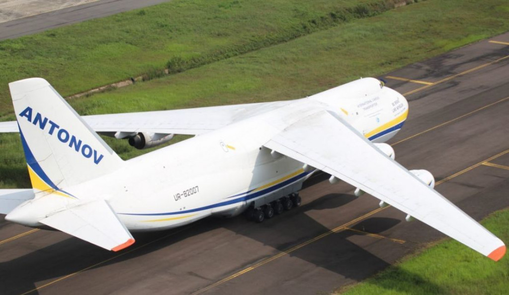 Wujud Pesawat Penumpang Kedua Terbesar di Dunia Mendarat di Bandara Kertajati Majalengka
