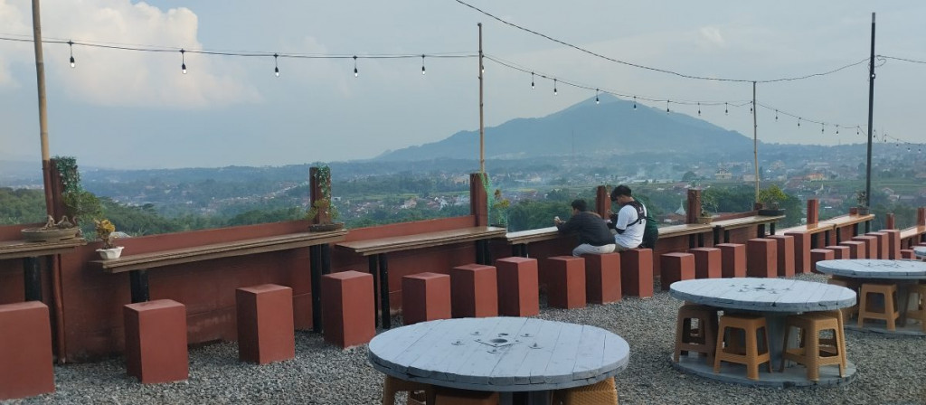 Wisata Kuliner di In Coffee Sumedang, Tempau untuk Nikmati Pemandangan Tol Cisumdawu