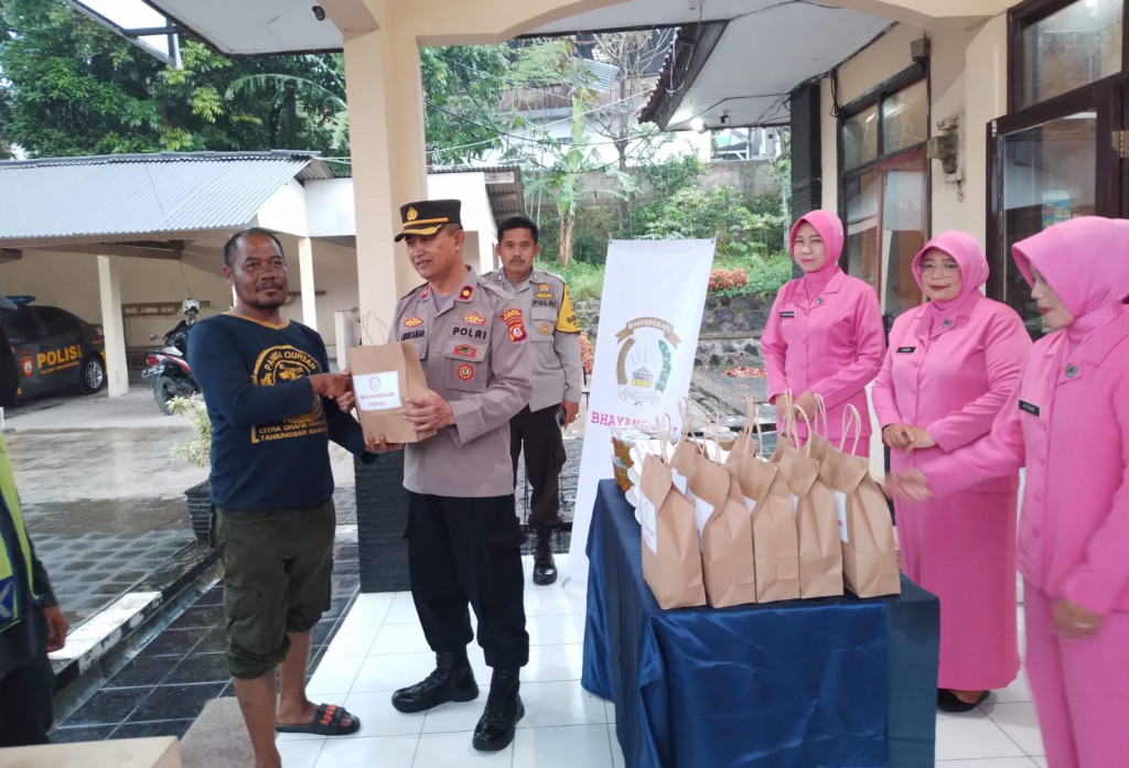 Kapolsek Tanjungsari Beserta Bhayangkari Bagikan Takjil Gratis Kepada Masyarakat