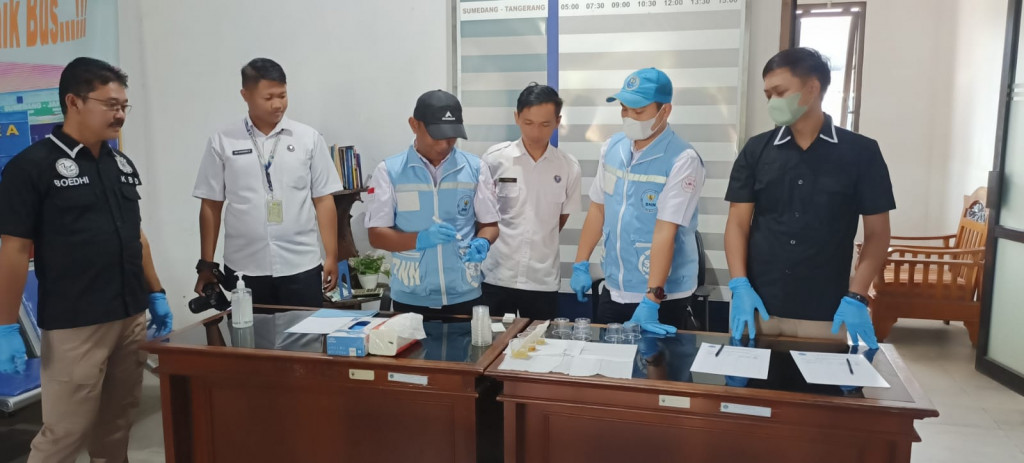 Ciptakan Mudik Aman, Polres Sumedang bersama BNN Sumedang Lakukan Tes Urine Kepada Sopir Bus