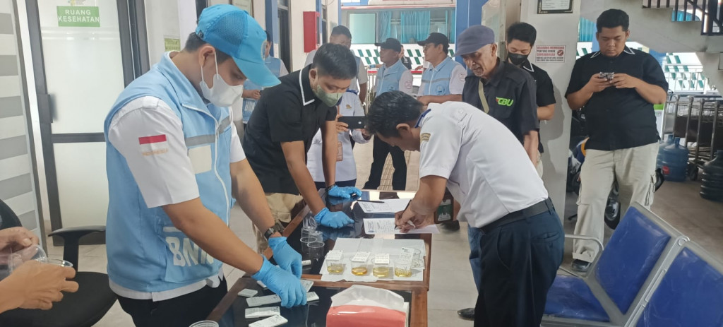 Ciptakan Mudik Aman, Polres Sumedang bersama BNN Sumedang Lakukan Tes Urine Kepada Sopir Bus