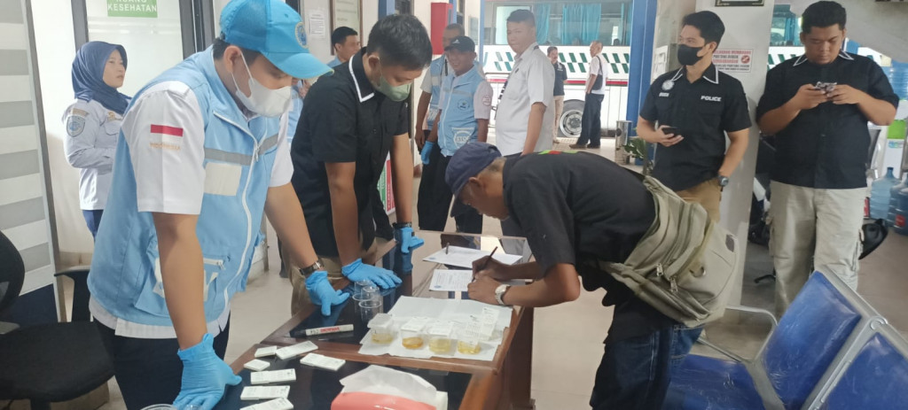 Ciptakan Mudik Aman, Polres Sumedang bersama BNN Sumedang Lakukan Tes Urine Kepada Sopir Bus