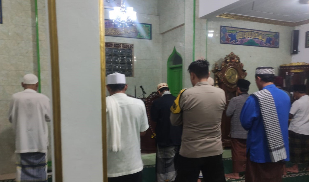 Laksanakan Taraweh Keliling, Bhabinkamtibmas Polsek Cisarua Berikan Himbauan Kamtibmas