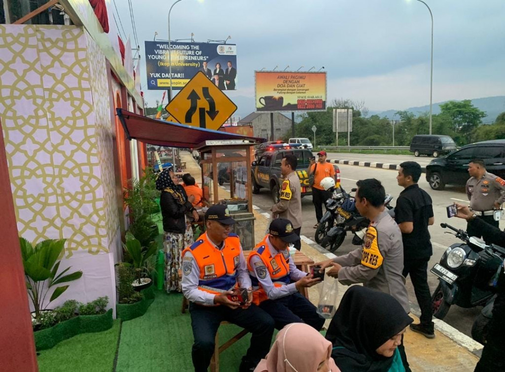 Kapolres Sumedang Bagikan Takjil kepada Petugas Pengamanan di Pos Terpadu Sumedang Kota