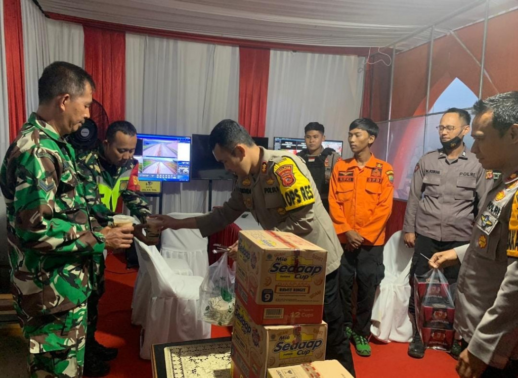 Kapolres Sumedang Bagikan Takjil kepada Petugas Pengamanan di Pos Terpadu Sumedang Kota