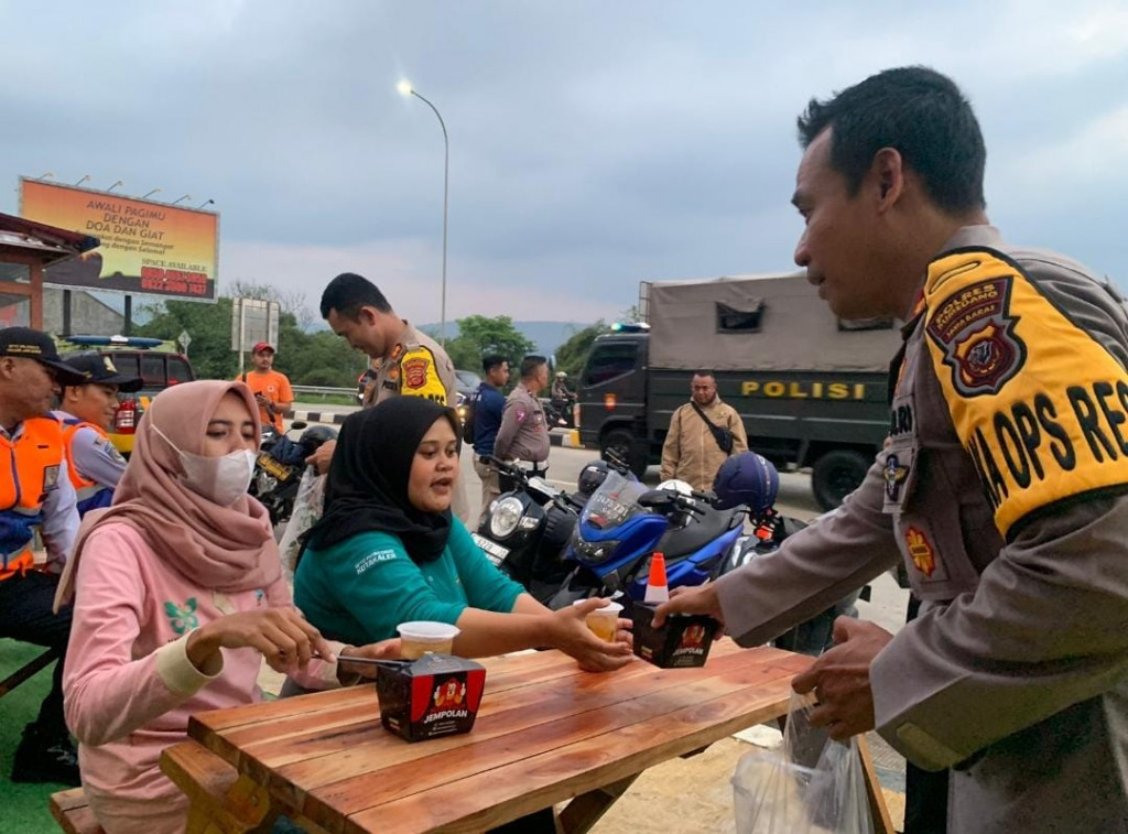 Kapolres Sumedang Bagikan Takjil kepada Petugas Pengamanan di Pos Terpadu Sumedang Kota