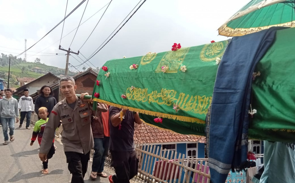 Bhabinkamtibmas Polsek Sukasari Lakukan Takziah Kepada Warganya yang Meninggal Dunia