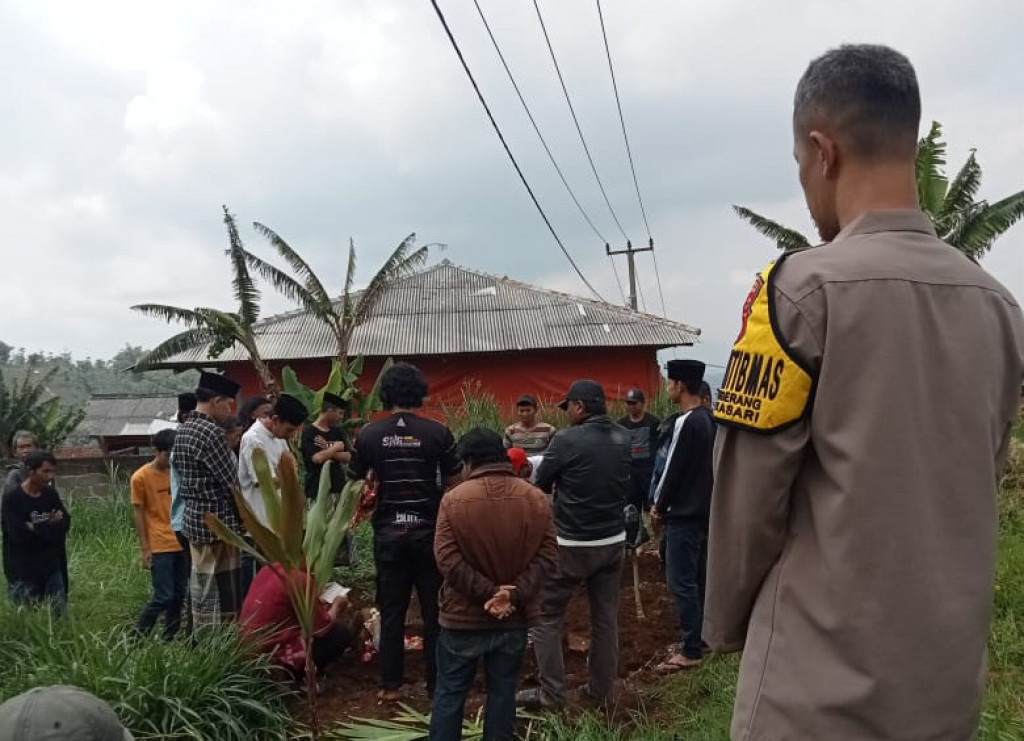 Bhabinkamtibmas Polsek Sukasari Lakukan Takziah Kepada Warganya yang Meninggal Dunia