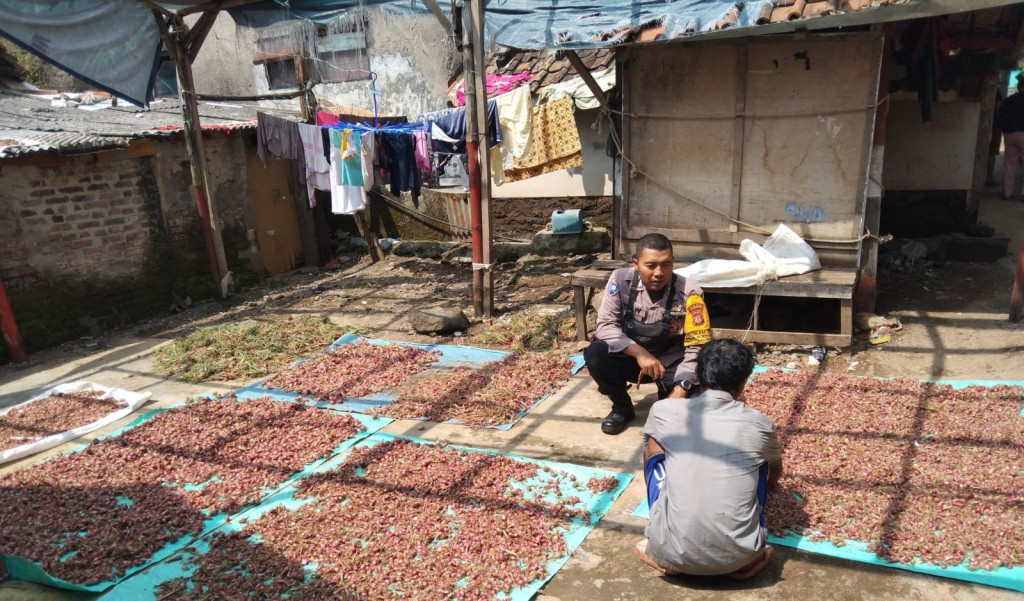 Bentuk Dukungan Terhadap UMKM, Bhabinkamtibmas Polsek Cimanggung Sambangi Petani Bawang