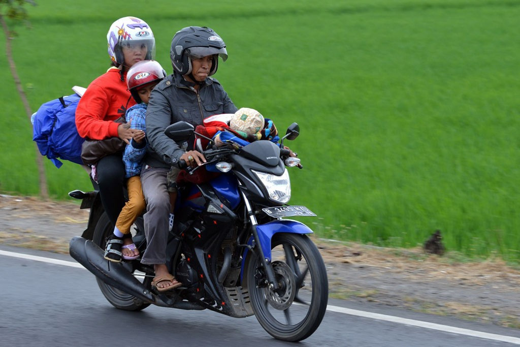 5 Tips Menjaga Mata Aman saat Mengendarai Motor