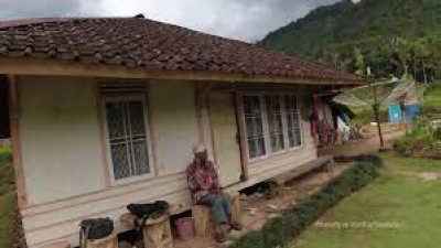 Keteguhan Abah Jajang Pertahanan Rumah 'Surga' Di Cianjur